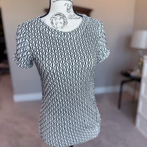 NIC+ZOE Geometric Black and White Short Sleeve Top - Picture 1 of 8